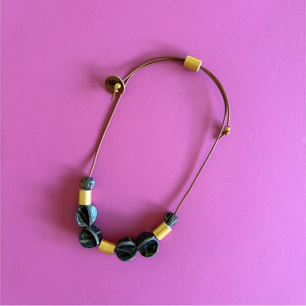 Collares de cuero recuperado hecho a mano Gato Negro Costa Rica joyería artesanal