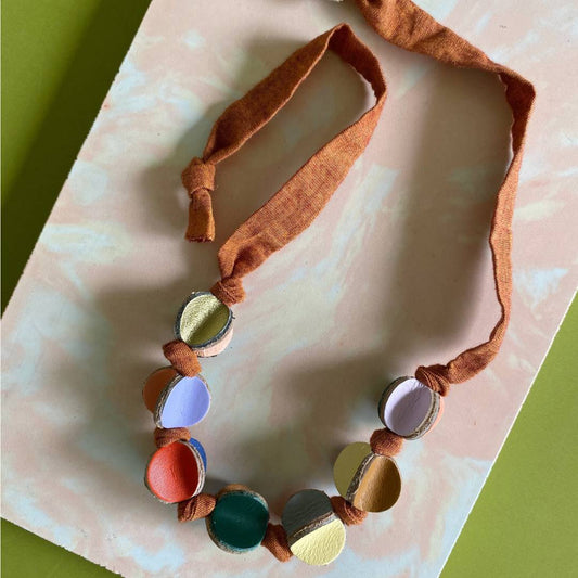 Collar ajustable de cuero recuperado de colores y tela naranja - diseño costarricense. Joyería contemporánea artesanal.