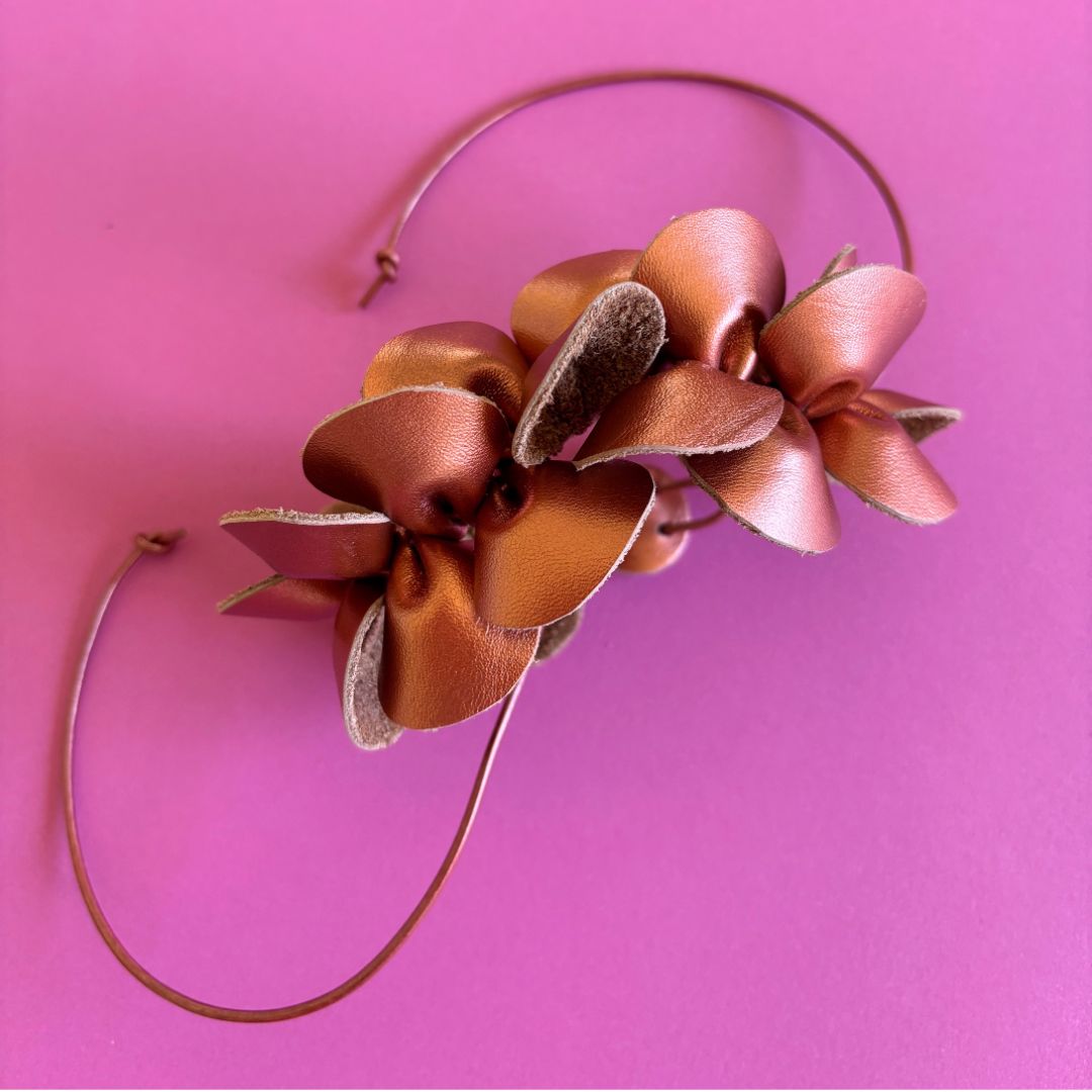 Detalle de los pétalos de cuero y cordón ajustable del Choker Guaria artesanal