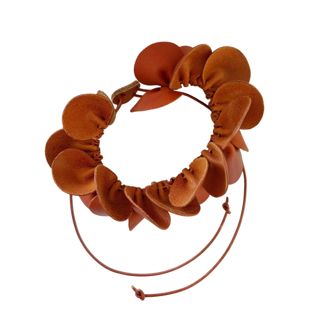 Choker Guaria de cuero suprareciclado ajustable pegado al cuello - Gato Negro Costa Rica