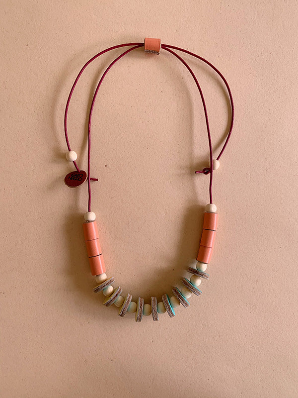 Collar Maca, madera y cuero durazno