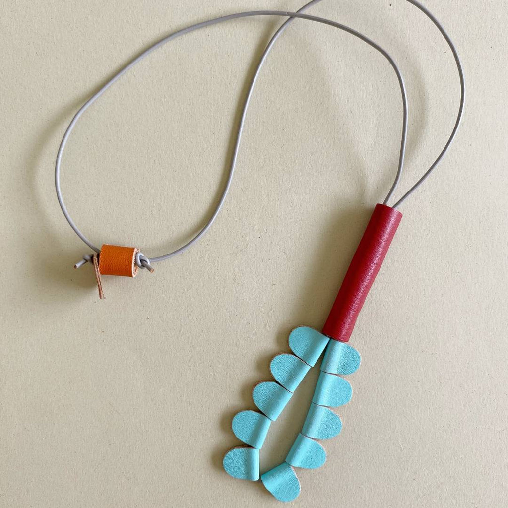 collar de cuero recuperado con forma de heliconia. Joyería contemporánea artesanal de Costa Rica