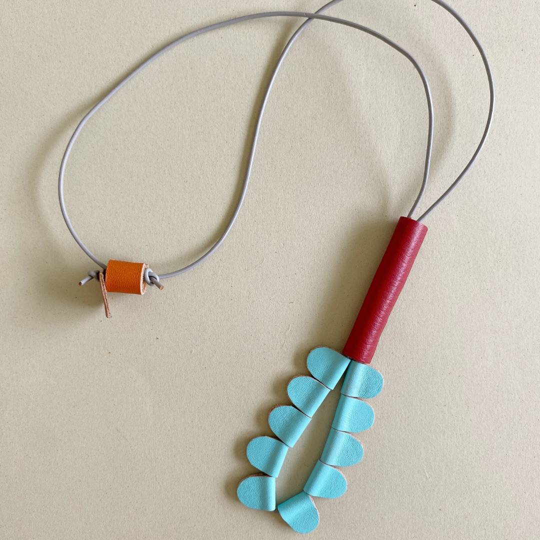 collar de cuero recuperado con forma de heliconia. Joyería contemporánea artesanal de Costa Rica