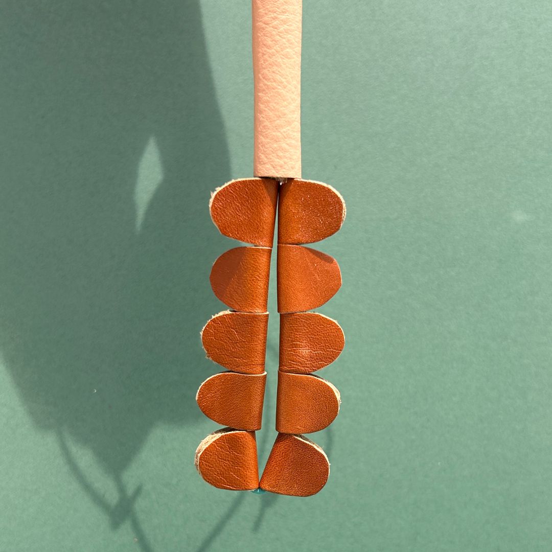 collar de cuero recuperado con forma de heliconia. Joyería contemporánea artesanal de Costa Rica