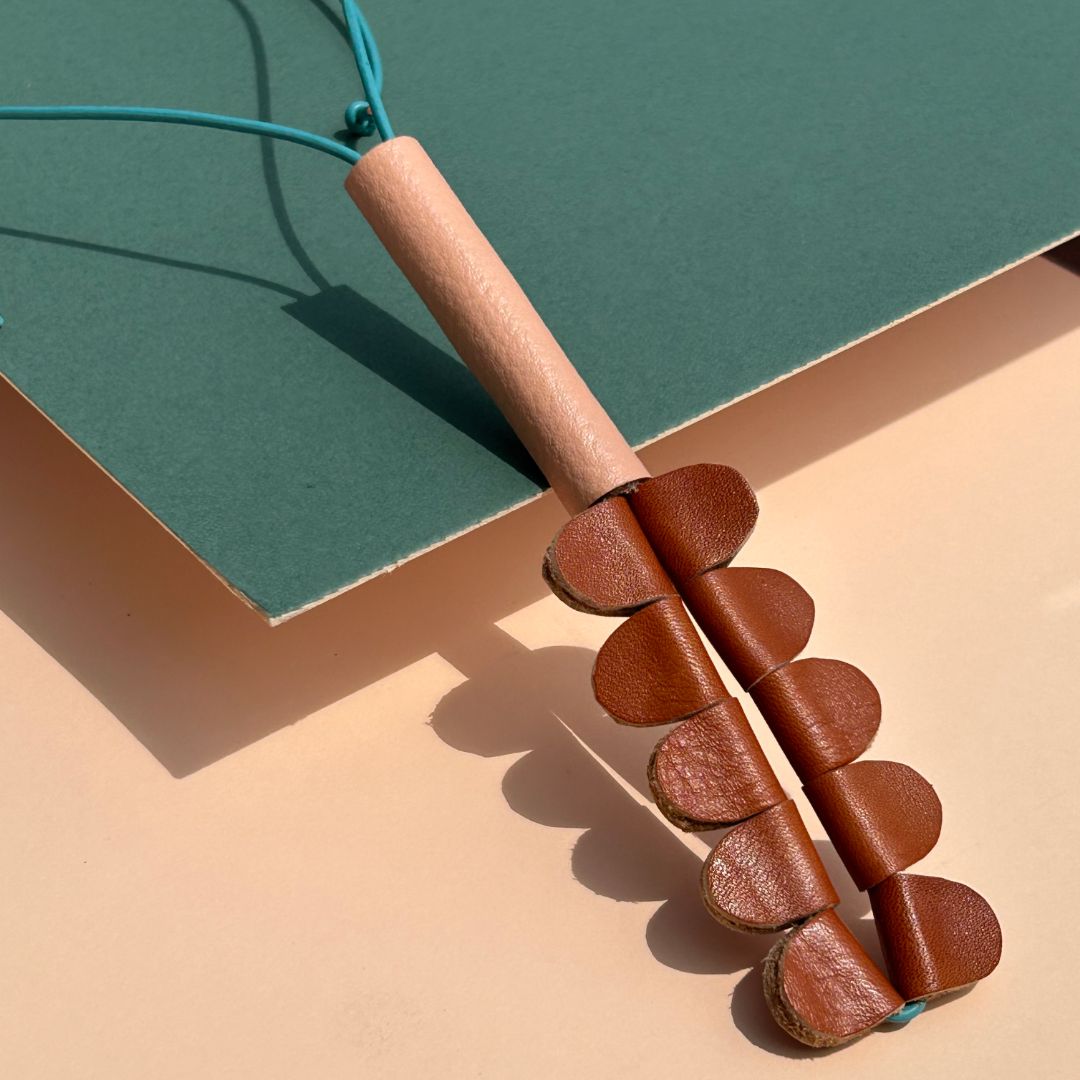 collar de cuero recuperado con forma de heliconia. Joyería contemporánea artesanal de Costa Rica