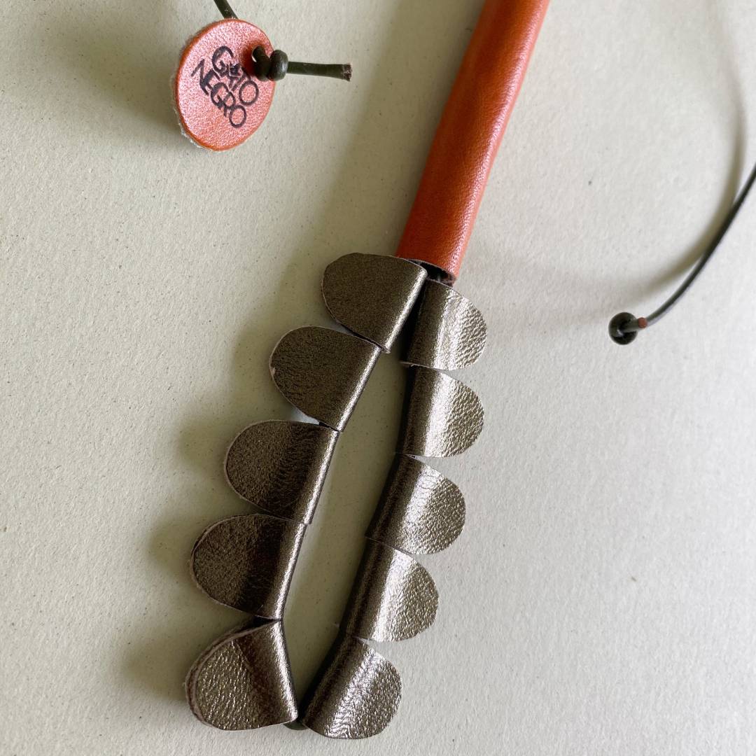 collar de cuero recuperado con forma de heliconia. Joyería contemporánea artesanal de Costa Rica