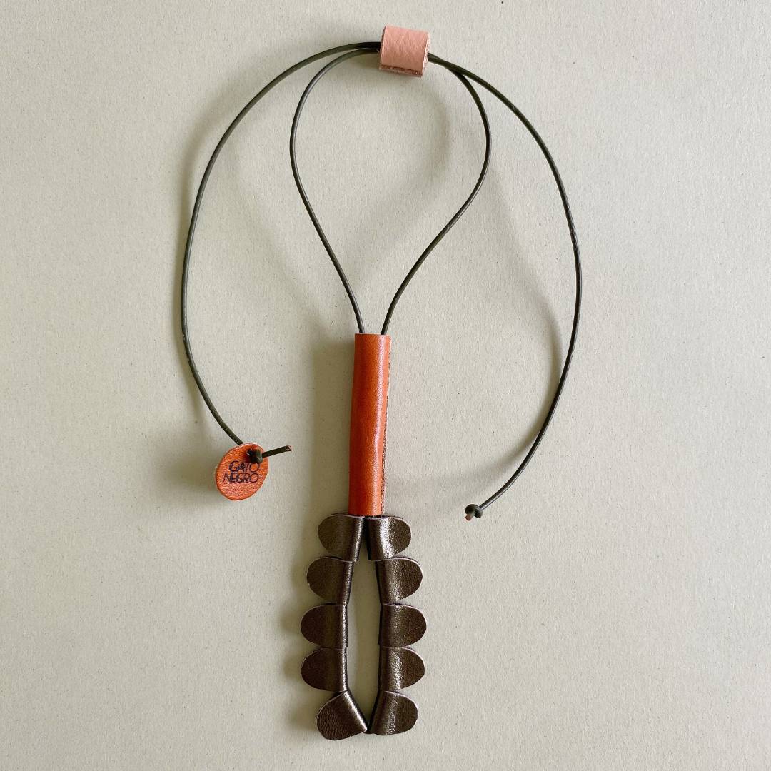 collar de cuero recuperado con forma de heliconia. Joyería contemporánea artesanal de Costa Rica