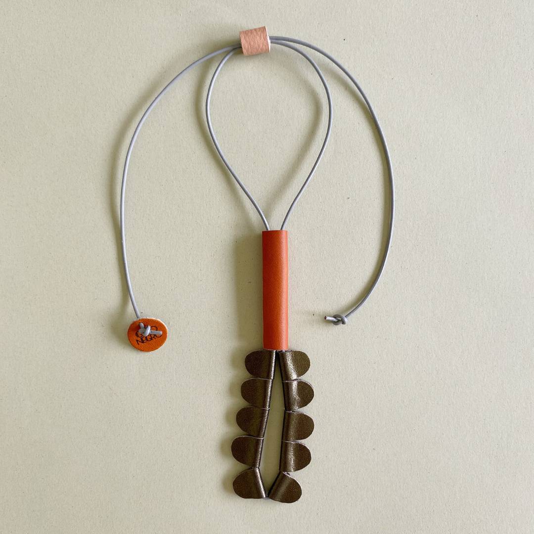 collar de cuero recuperado con forma de heliconia. Joyería contemporánea artesanal de Costa Rica