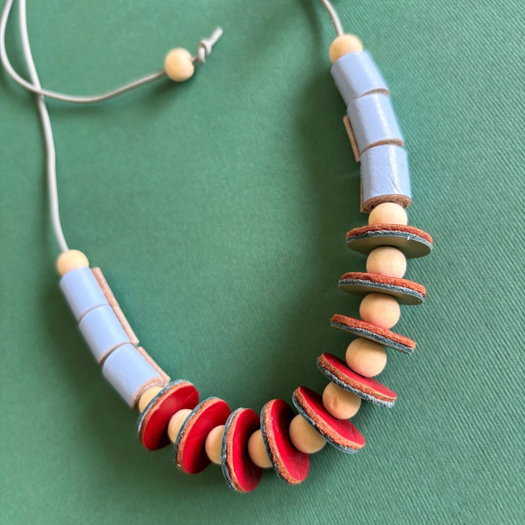 collar de cuero recuperado mediante el suprareciclaje o upcycling. Diseño de autor. Alta artesanía de Costa Rica. Diseño contemporáneo. Joyería sostenible de Costa Rica. 