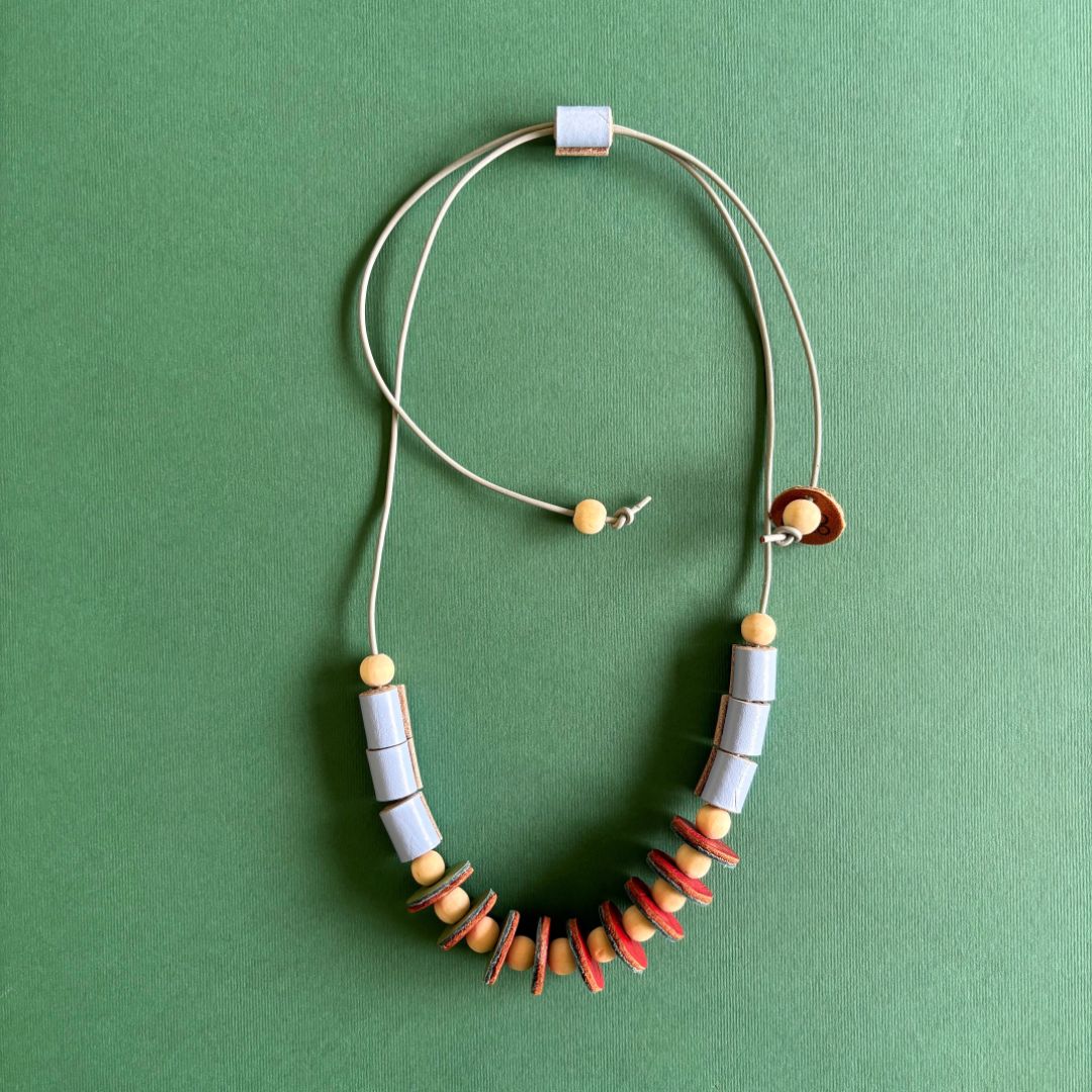 collar de cuero recuperado mediante el suprareciclaje o upcycling. Diseño de autor. Alta artesanía de Costa Rica. Diseño contemporáneo. Joyería sostenible de Costa Rica. 