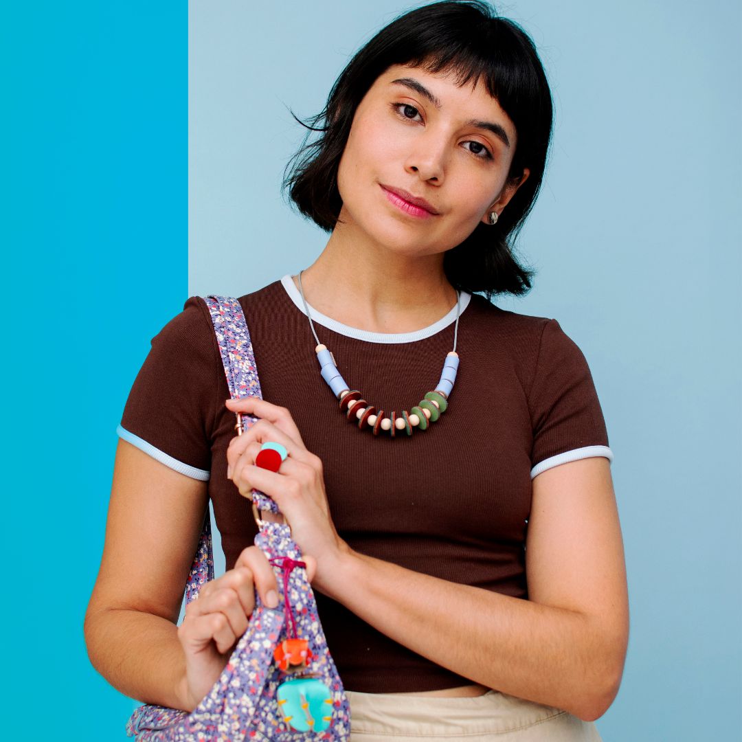 collar de cuero recuperado mediante el suprareciclaje o upcycling. Diseño de autor. Alta artesanía de Costa Rica. Diseño contemporáneo. Joyería sostenible de Costa Rica. 