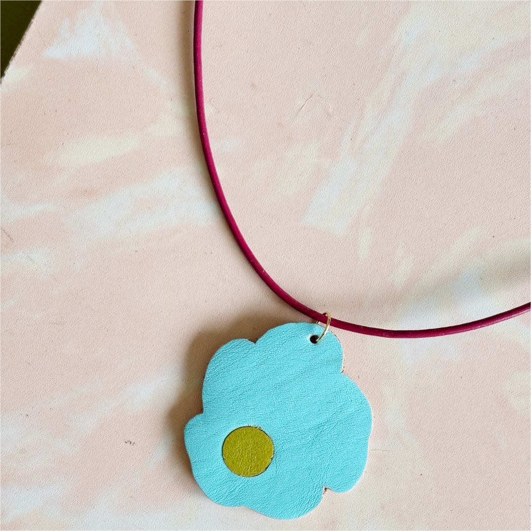 Collar Margarita: Joyería de Autor Reversible y Sostenible
Dos estilos en una sola pieza de diseño costarricense. 🌼