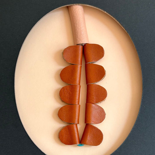 collar de cuero recuperado con forma de heliconia. Joyería contemporánea artesanal de Costa Rica