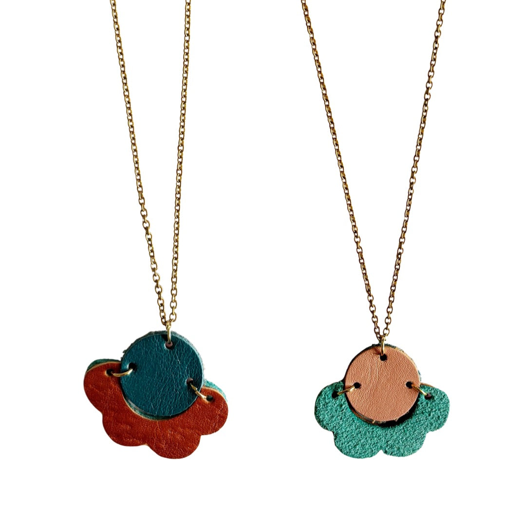 collares cuero recuperado. Joyería sostenible de Costa Rica. Diseño costarricense. Joyería artesanal. Alta artesanía. 