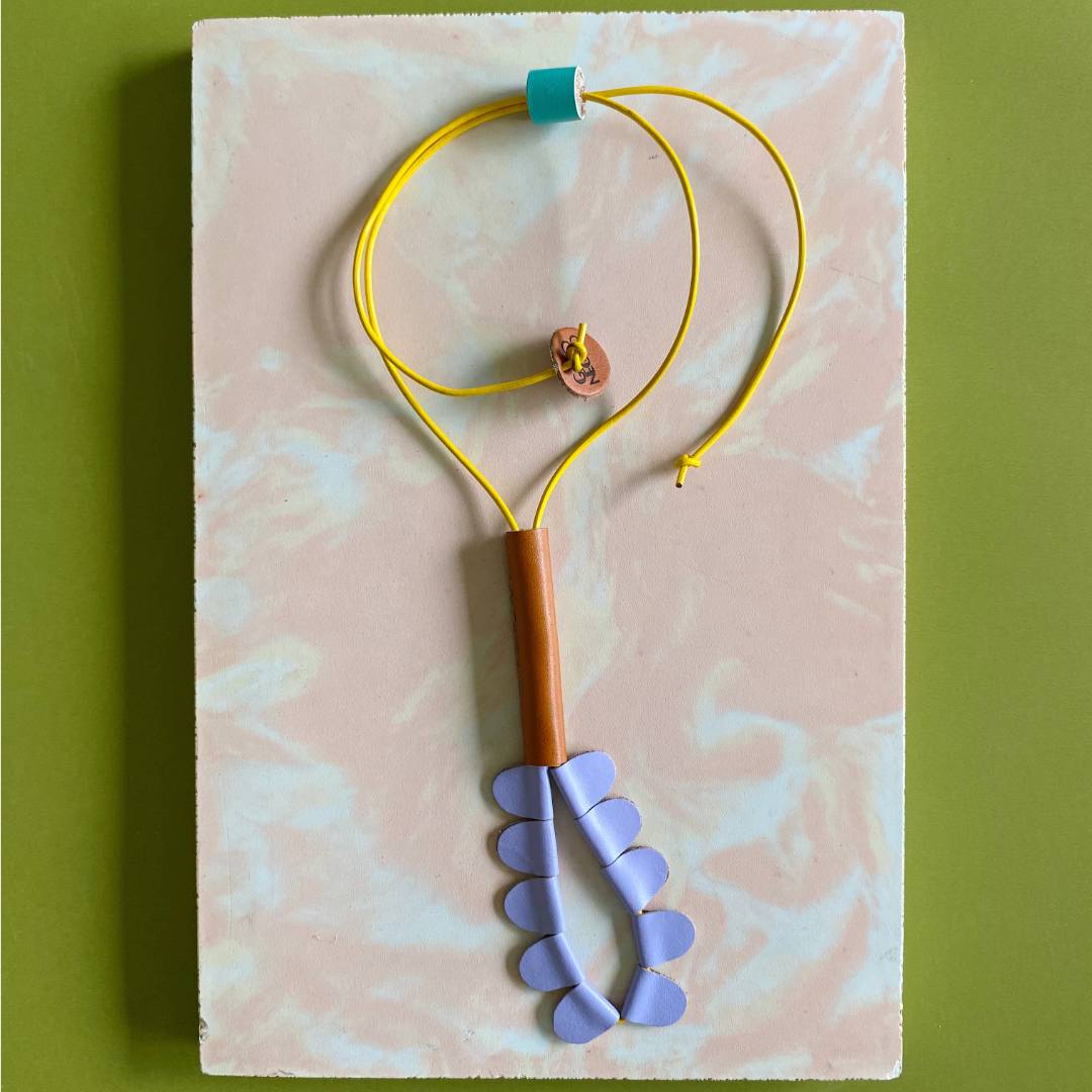 collar de cuero recuperado con forma de heliconia. Joyería contemporánea artesanal de Costa Rica