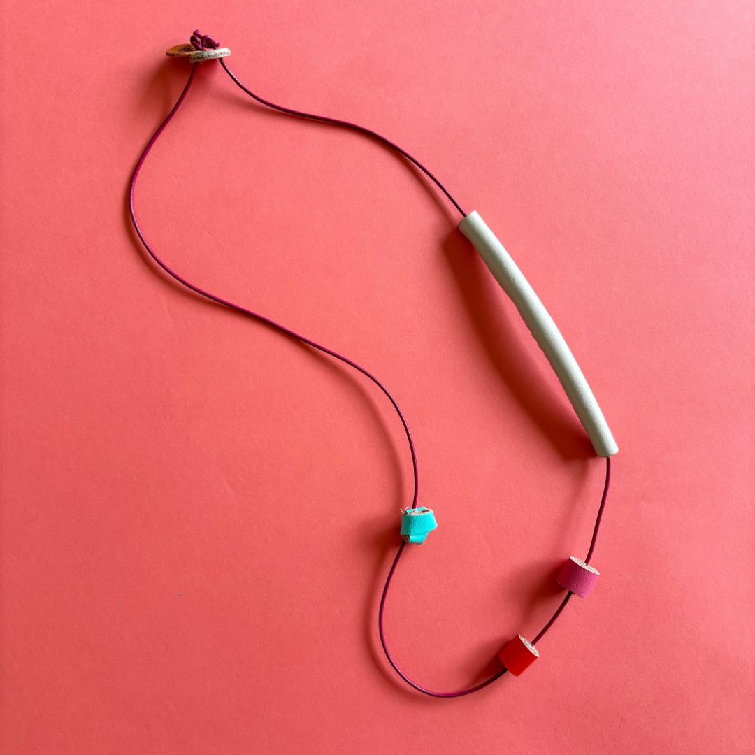 collar de cuero recuperado estilo minimalista diseño costarricense Gato Negro