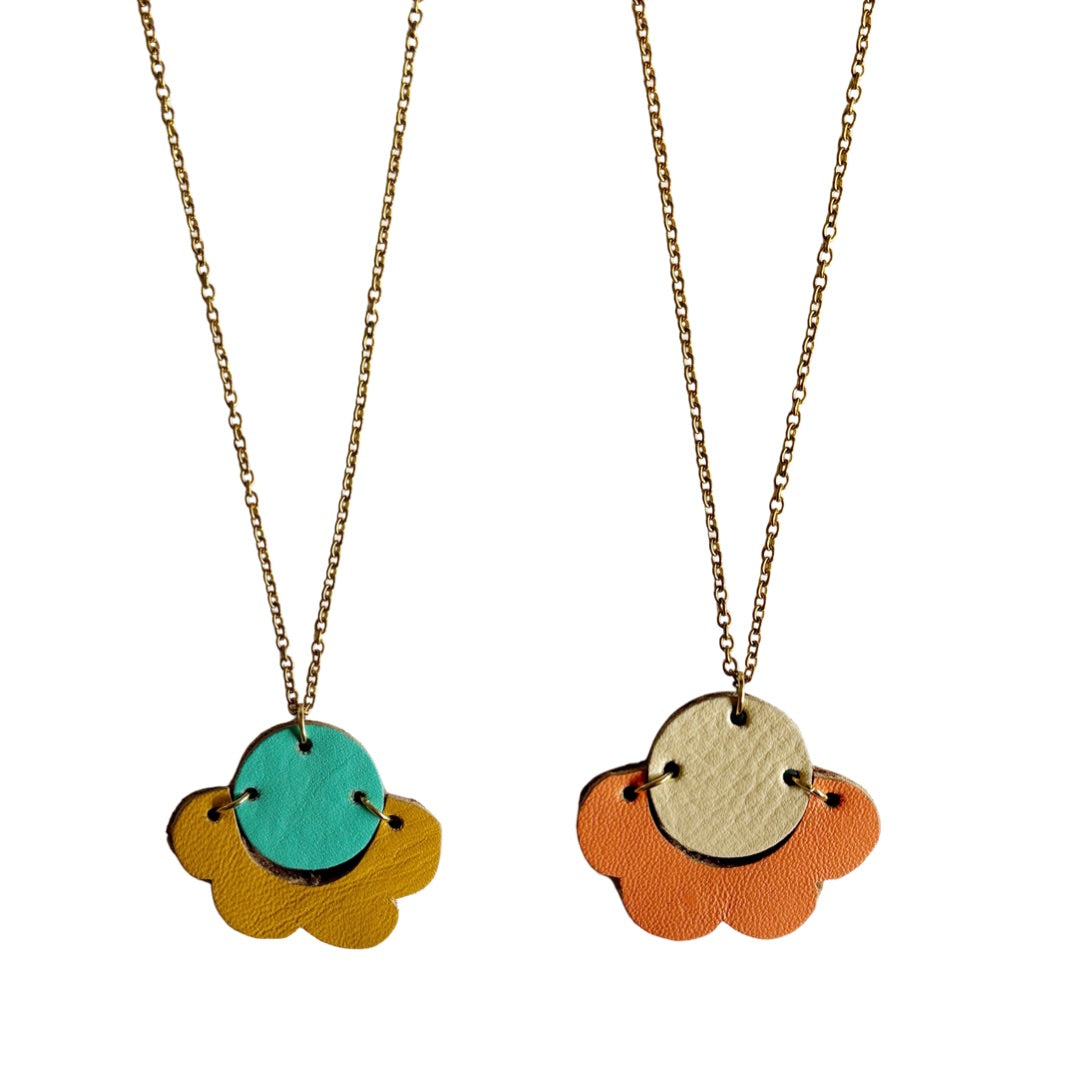 collares cuero recuperado. Joyería sostenible de Costa Rica. Diseño costarricense. Joyería artesanal. Alta artesanía. 