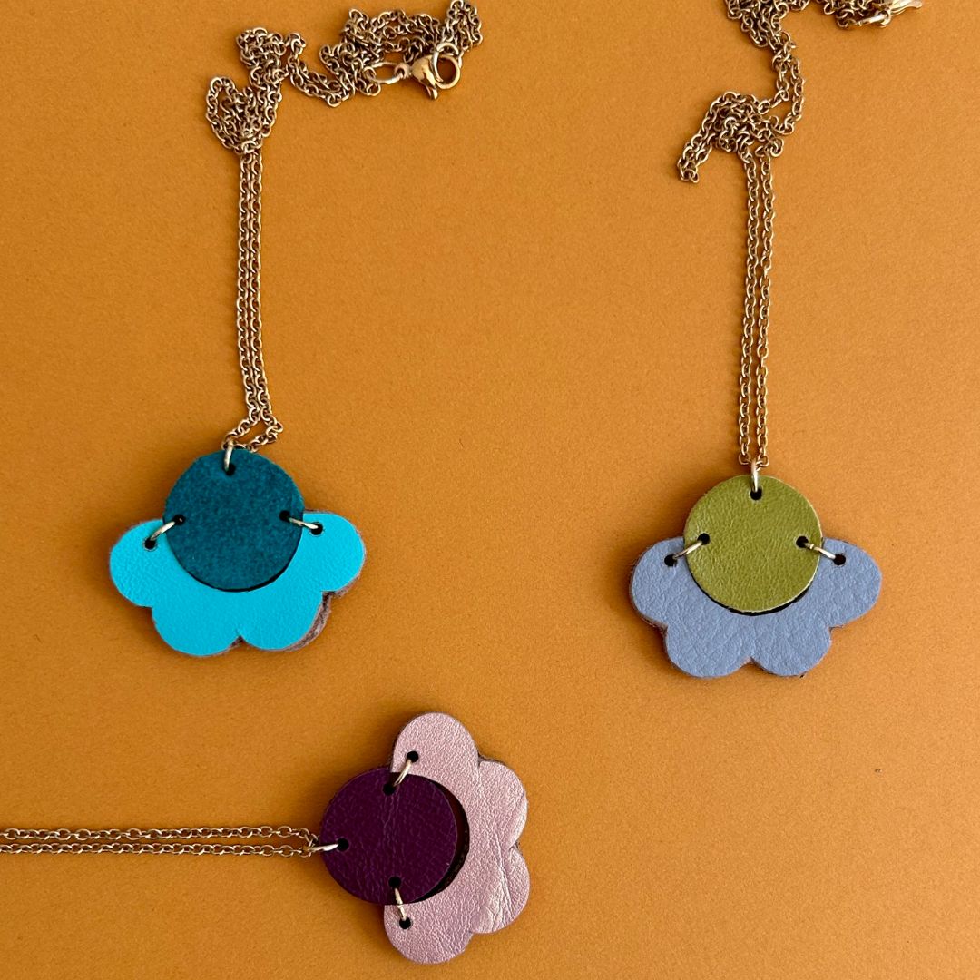 collares cuero recuperado. Joyería sostenible de Costa Rica. Diseño costarricense. Joyería artesanal. Alta artesanía. 