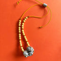 Collar Nudos de cuero recuperado color celeste y bolitas de madera natural. Joyería artesanal sostenible de Costa Rica. Diseño local. 