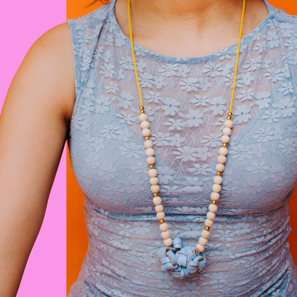 Collar Nudos de cuero recuperado color celeste y bolitas de madera natural. Joyería artesanal sostenible de Costa Rica. Diseño local. 