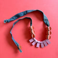 collar de cuero y tela recuperado joyería artesanal gato negro costa rica