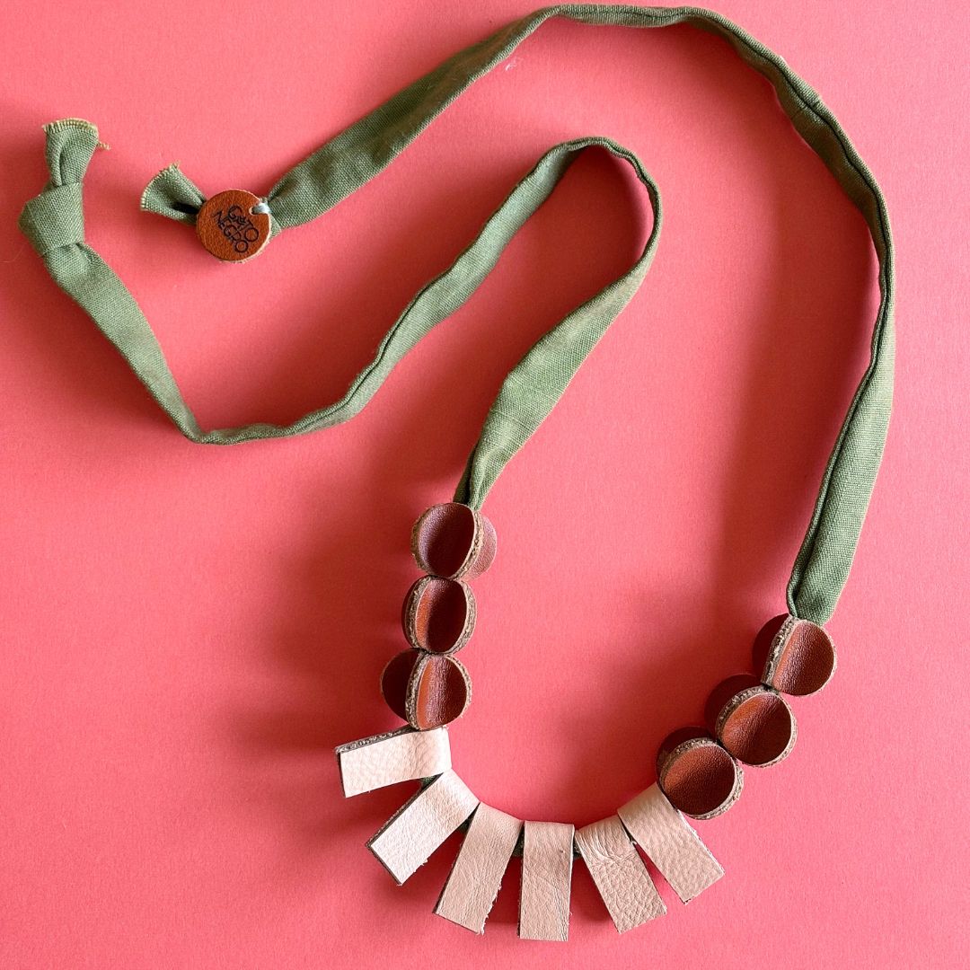 collar de cuero y tela recuperado joyería artesanal gato negro costa rica