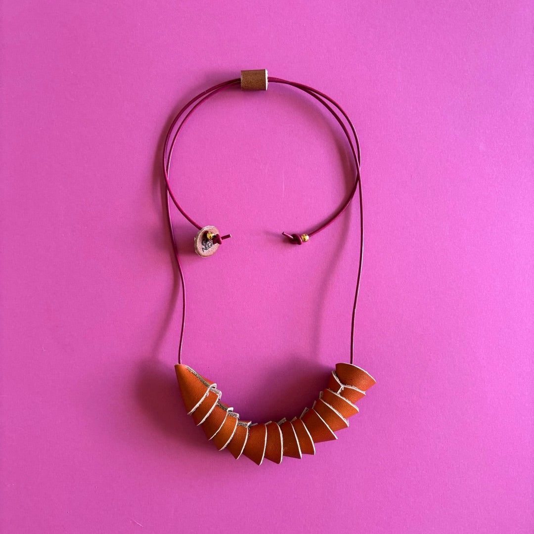 Collares de cuero recuperado Pez en color miel