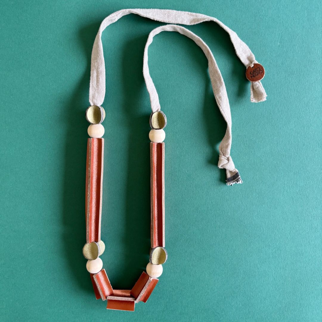 Collar cuero y tela recuperado. Diseño original costarricense. Joyería artesanal contemporánea de Costa Rica.