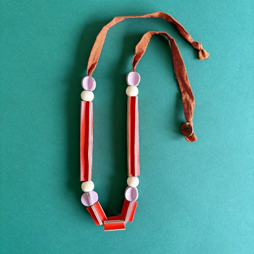 Collar cuero y tela recuperado. Diseño original costarricense. Joyería artesanal contemporánea de Costa Rica.