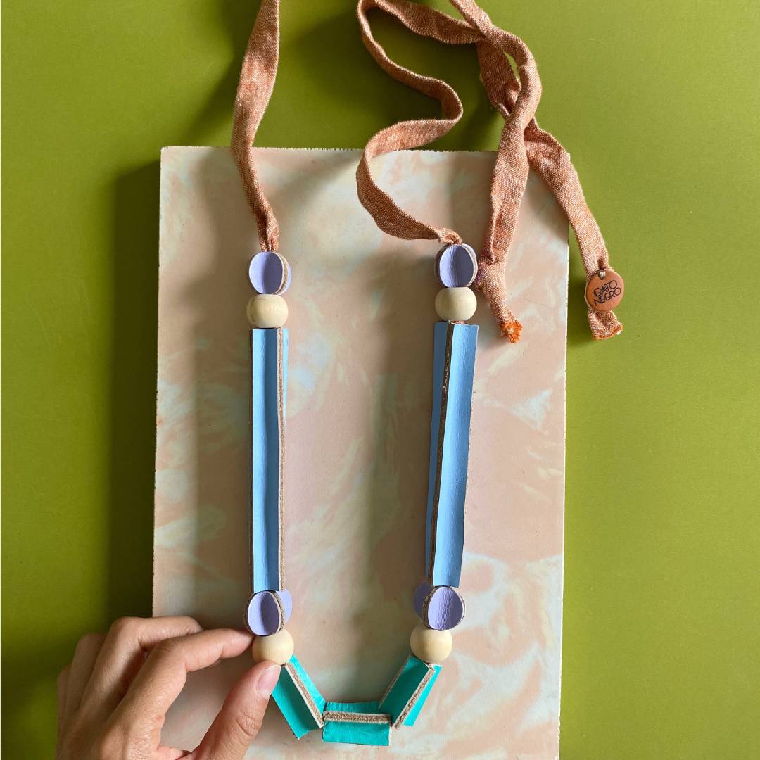 Collar cuero y tela recuperado. Diseño original costarricense. Joyería artesanal contemporánea de Costa Rica.