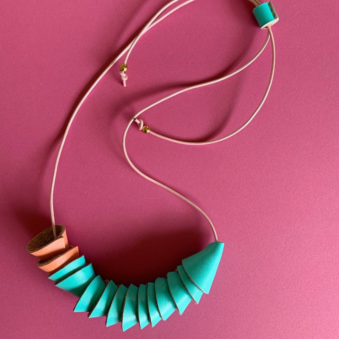 Collares de cuero recuperado Pez en color turquesa y durazno