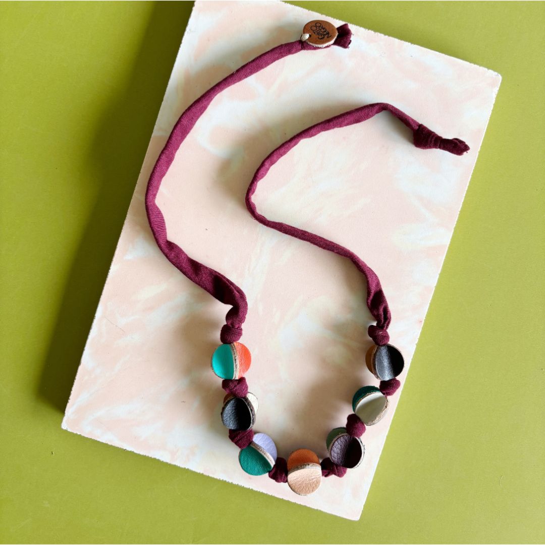 Collar ajustable de cuero recuperado de colores  y tela naranja  - diseño costarricense. Joyería contemporánea artesanal. 