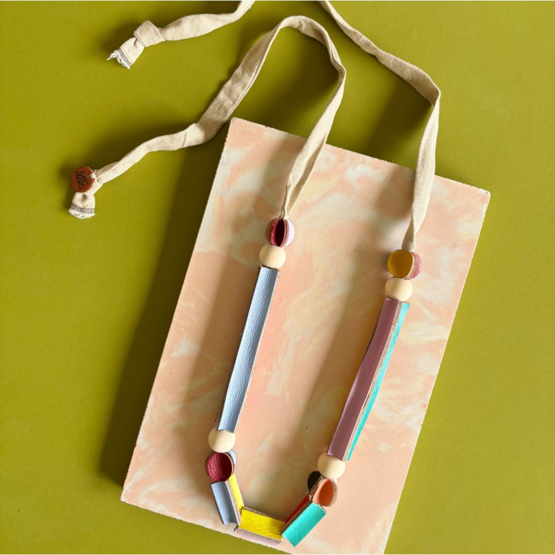 Collar cuero y tela recuperado. Diseño original costarricense. Joyería artesanal contemporánea de Costa Rica.