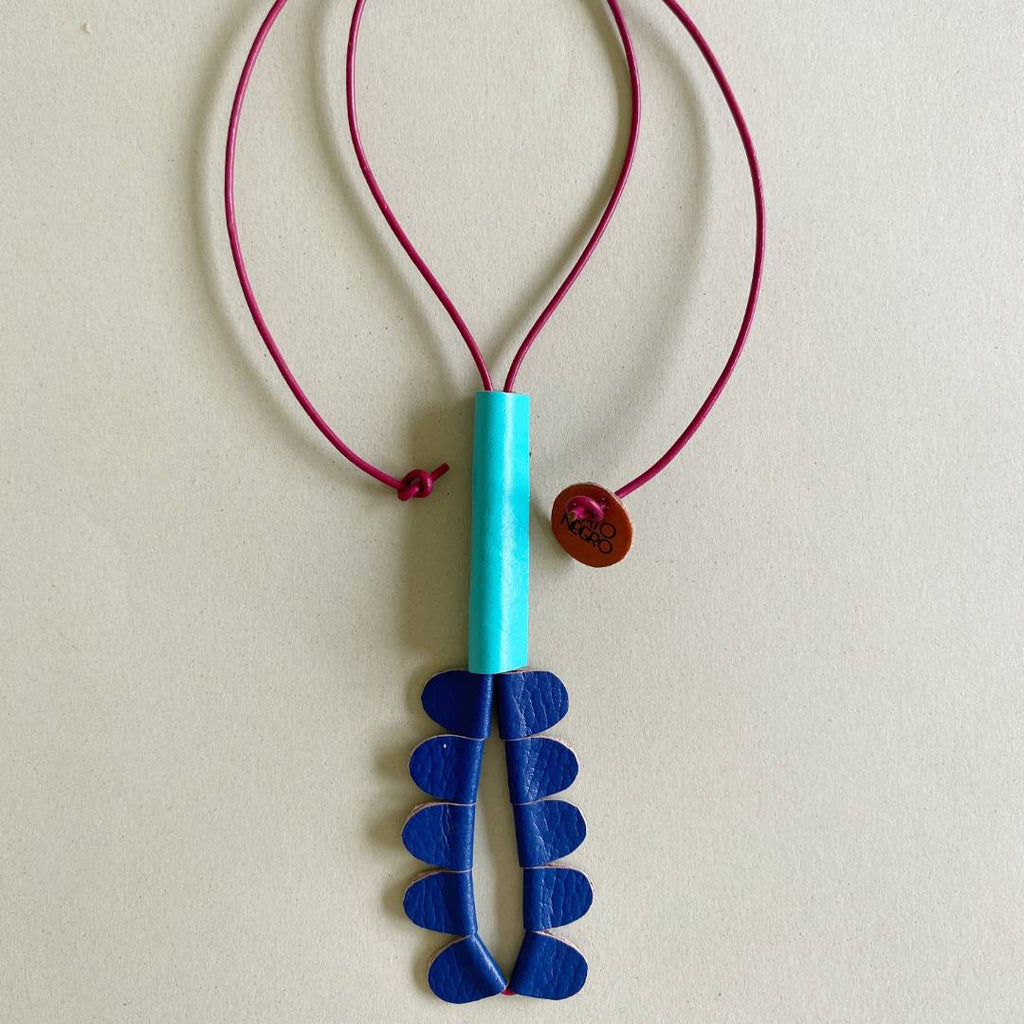 collar de cuero recuperado con forma de heliconia. Joyería contemporánea artesanal de Costa Rica
