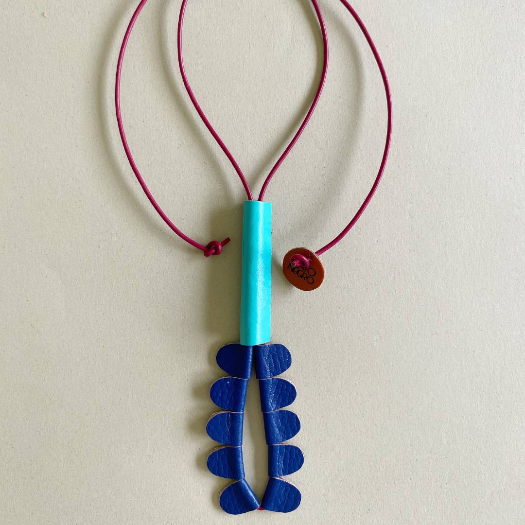 collar de cuero recuperado con forma de heliconia. Joyería contemporánea artesanal de Costa Rica