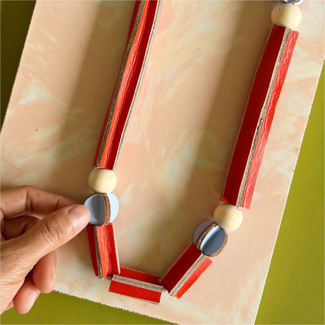 Collar cuero y tela recuperado. Diseño original costarricense. Joyería artesanal contemporánea de Costa Rica.