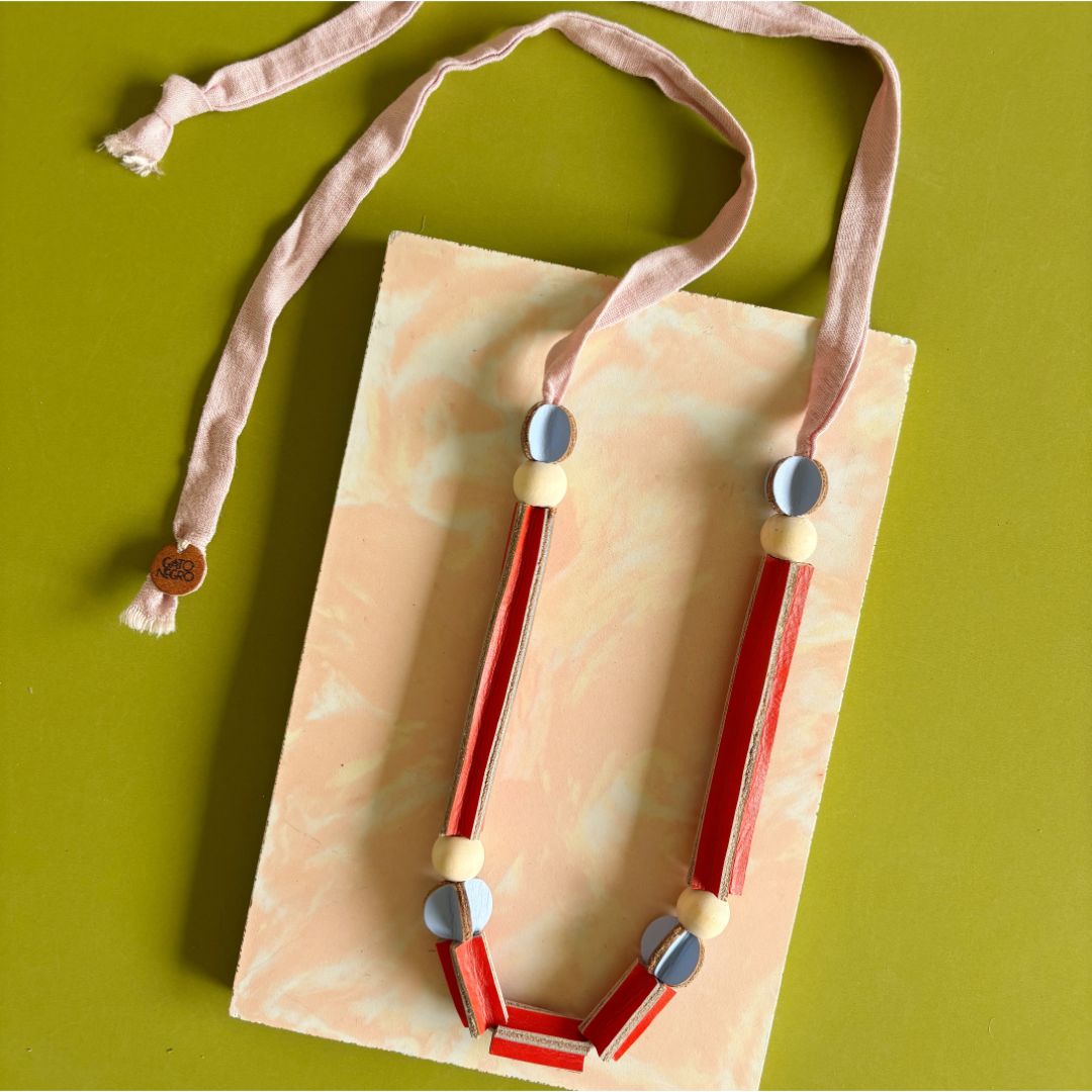 Collar cuero y tela recuperado. Diseño original costarricense. Joyería artesanal contemporánea de Costa Rica.