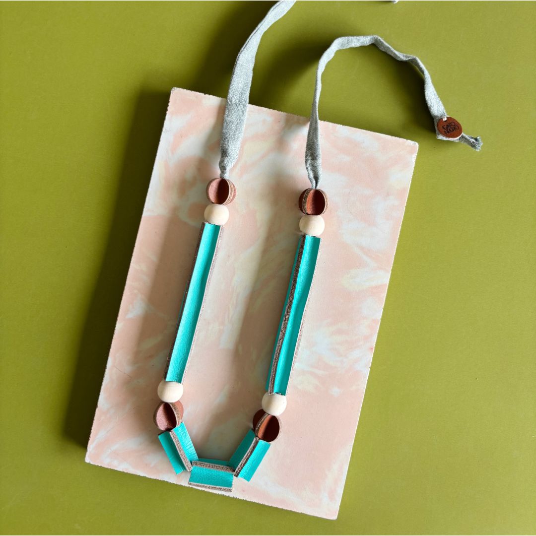 Collar cuero y tela recuperado. Diseño original costarricense. Joyería artesanal contemporánea de Costa Rica.