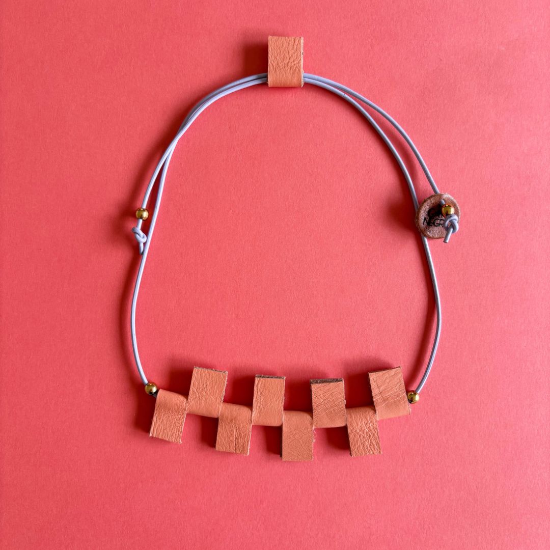 collar de cuero recuperado diseño local costa rica 