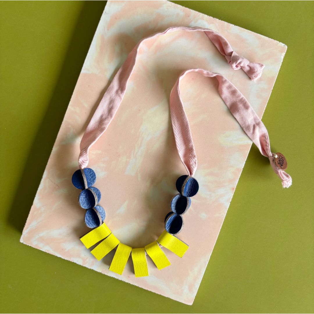 collar de cuero y tela recuperado joyería artesanal gato negro costa rica