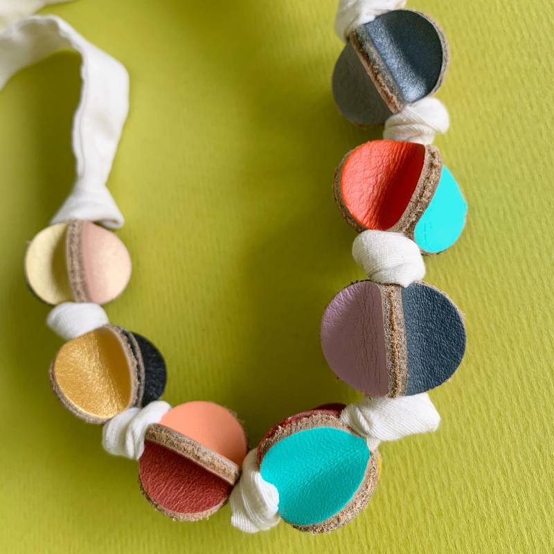 Collar ajustable de cuero de colores  y tela blanco  - diseño costarricense