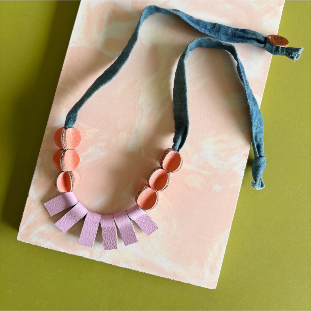 collar de cuero y tela recuperado joyería artesanal gato negro costa rica