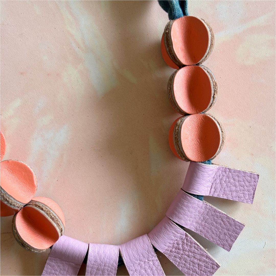 collar de cuero y tela recuperado joyería artesanal gato negro costa rica