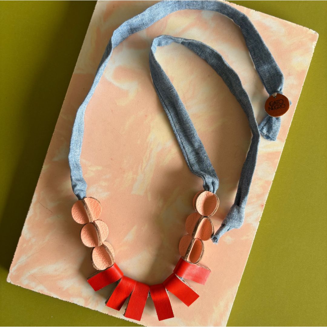 collar de cuero y tela recuperado joyería artesanal gato negro costa rica