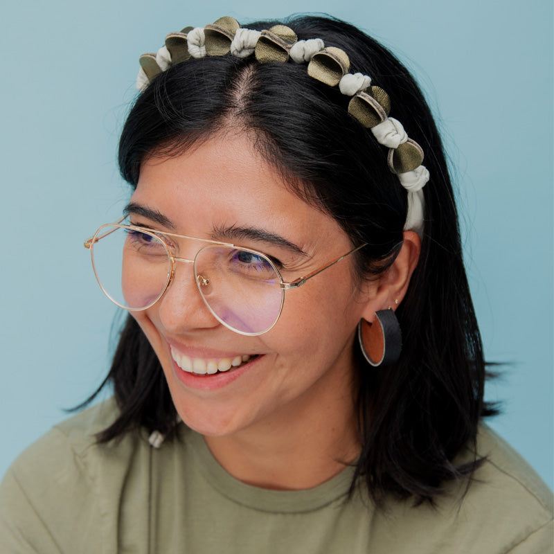 Mujer usando el collar Caleidoscopio como bandana en la cabeza
