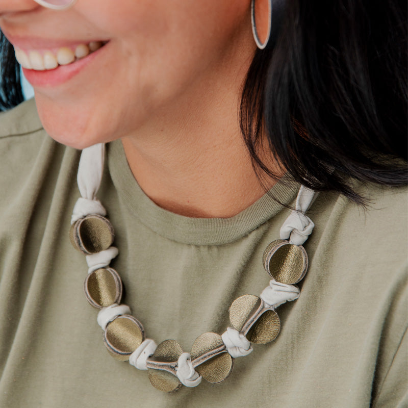 Mujer usando el collar caleidoscopio en tonos verdes monocromático