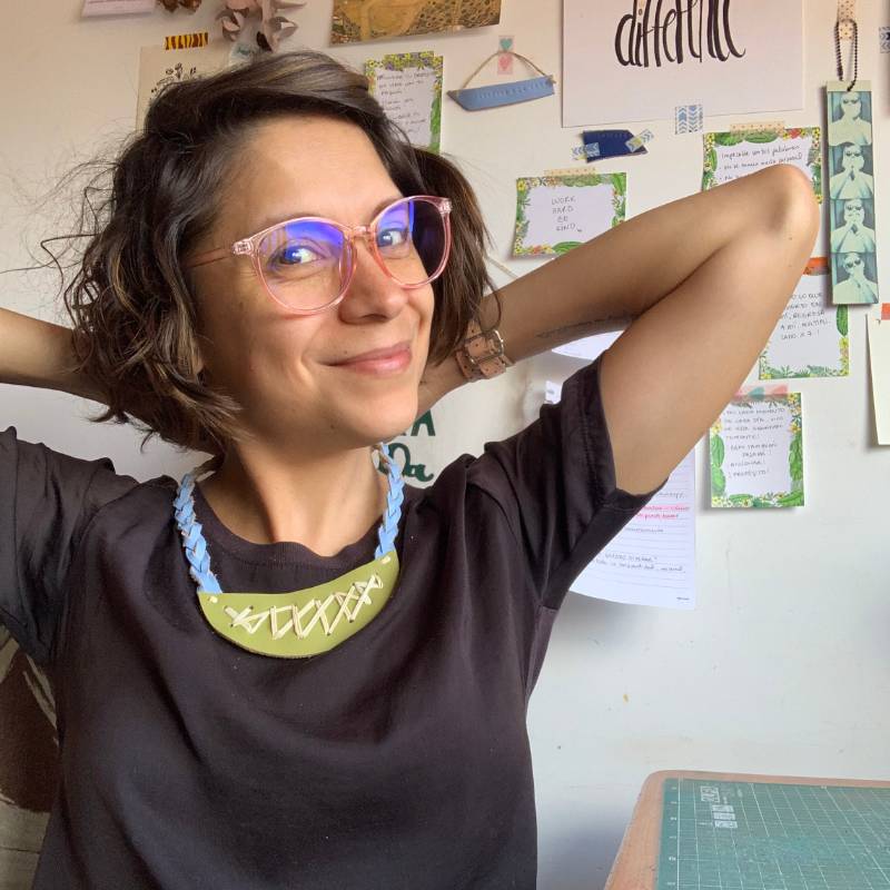 Collar de cuero recuperado verde olivo y celeste bordado a mano con fibra natural pita diseño costarricense Gato Negro