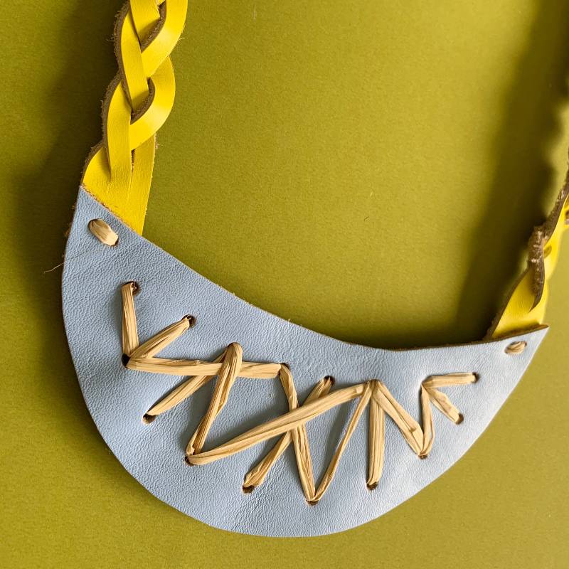 Collar de cuero recuperado celeste y amarillo bordado a mano con fibra natural pita diseño costarricense Gato Negro