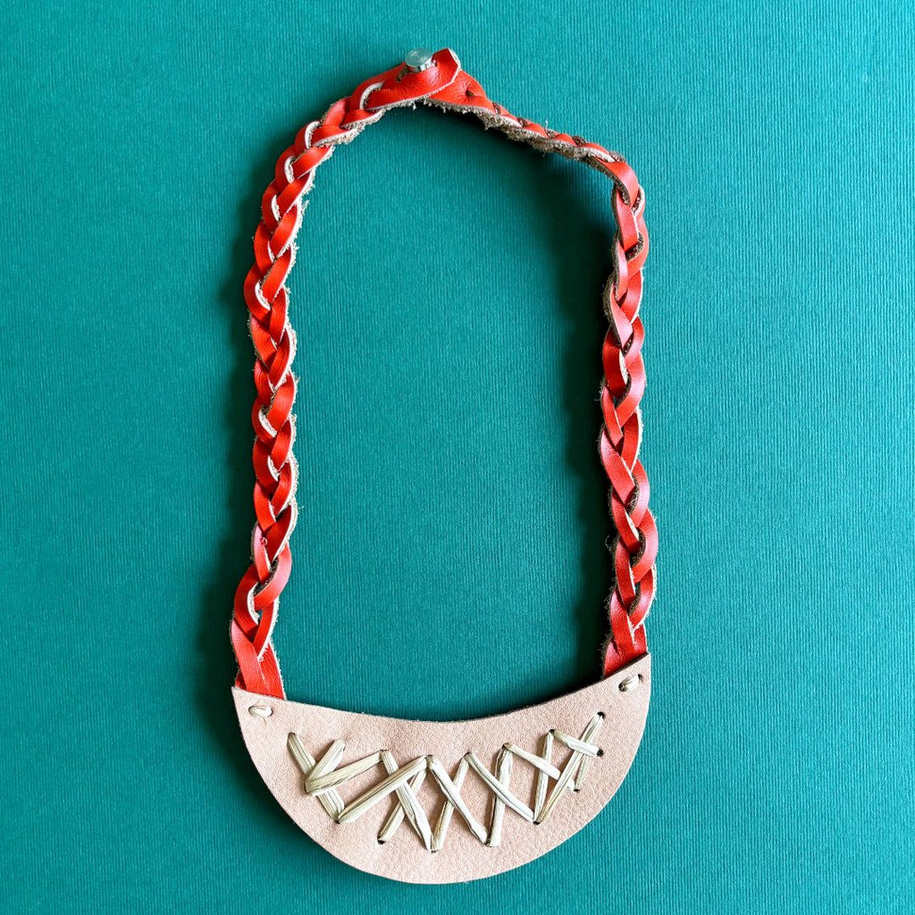Collar de cuero recuperado salmón y naranja bordado a mano con fibra natural pita diseño costarricense Gato Negro