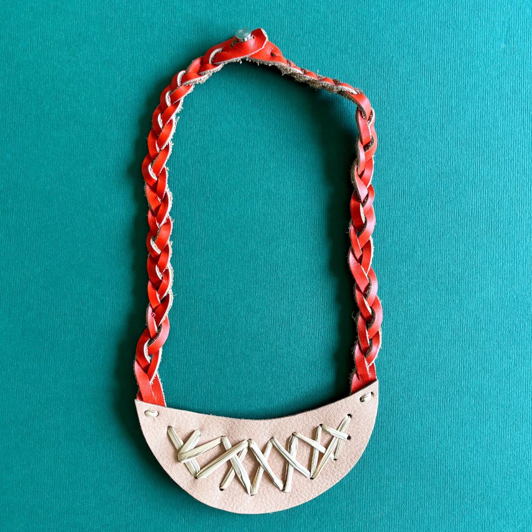 Collar de cuero recuperado salmón y naranja bordado a mano con fibra natural pita diseño costarricense Gato Negro